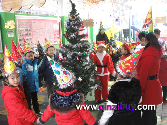 幼儿园圣诞节环境布置:热闹的校园