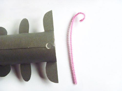 幼儿园环保手工制作:灰色小老鼠