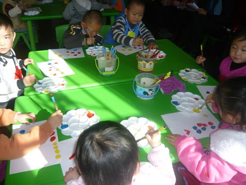 幼儿园小班美术活动:颜色宝宝找朋友