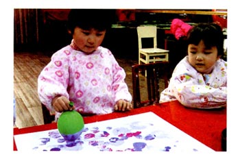 幼儿园小班美术彩色画教案2:气球变葡萄-幼儿